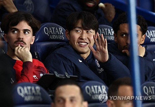 PSG(파리 생제르맹)이 이강인 영입을 원하는 클럽으로부터 거액의 이적료를 제안받았으나 이를 거절한 것으로 알려졌다. 익명의 프리미어리그(PL) 클럽이 이강인을 영입하기 위해 PSG에 한화 1000억이 넘는 제안을 건넸음에도 PSG가 이를 받아들이지 않은 것이다. 그러나 일각에서는 최근 PSG가 나폴리의 공격수 빅터 오시멘을 영입하기 위해 이강인을 협상 카드 중 하나로 포함시켰다는 보도를 두고 이번 소식이 흔히 말하는 언론 플레이일 수 있다는 추측도 나오는 중이다. 앞서 이탈리아 이적시장 전문가 잔루카 디 마르지오가 이를 보도한 바 있다. 사진 연합뉴스