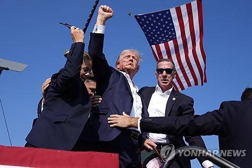 총격 직후 지지자들을 향해 주먹을 치켜드는 도널드 트럼프 [AP=연합뉴스. 재판매 및 DB 금지]