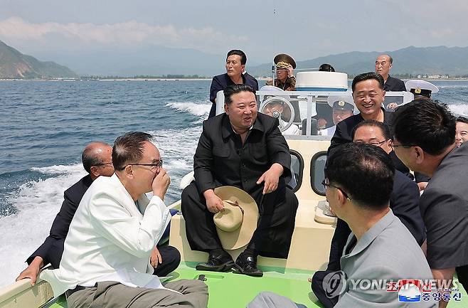 김정은,신포시 바닷가양식사업소 부지 시찰 (평양 조선중앙통신=연합뉴스) 북한 김정은 국무위원장이 15일 주요 간부들을 대동하고 함경남도 신포시 바닷가양식사업소 부지를 시찰하며 협의회를 소집했다고 조선중앙통신이 16일 보도했다. 2024.7.16 
    [국내에서만 사용가능. 재배포 금지. For Use Only in the Republic of Korea. No Redistribution] nkphoto@yna.co.kr