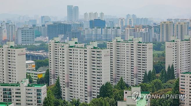 목동 첫 재건축…목동6단지 최고 49층 2천173세대로 재탄생 (서울=연합뉴스) 김도훈 기자 = 4일 오후 서울 양천구 목동6단지 아파트 단지 모습.
    서울시는 전날 제6차 도시계획위원회 수권분과소위원회를 열고 '목동6단지 아파트 재건축 정비계획 수립 및 정비계획 지정·경관 심의안'을 수정 가결했다. 이에 따라 목동6단지는 용적률 299.87%를 적용받아 최고 49층 이하의 15개 동, 2천173세대(공공주택 273세대)로 탈바꿈하게 된다. 2024.7.4 superdoo82@yna.co.kr