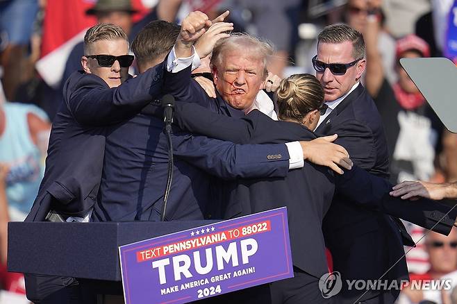 유세장 총격 직후 비밀경호국(SS) 요원들에게 둘러싸인 트럼프 전 미국 대통령