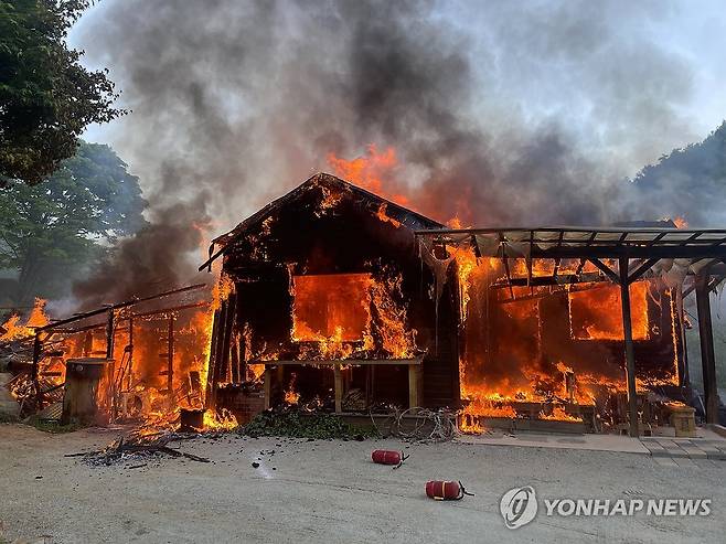 전북 진안군 한 민박집에서 불 (진안=연합뉴스) 3일 오전 6시 6분께 전북 진안군 한 민박집에서 불이 나 소방당국이 진화하고 있다. 2024.5.3 [전북특별자치도 소방본부 제공. 재판매 및 DB금지] jaya@yna.co.kr