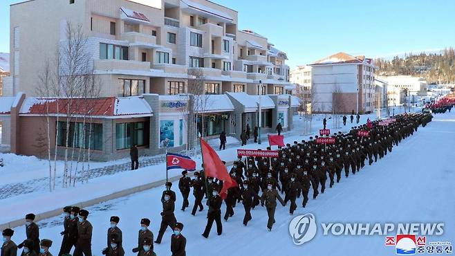 북한, '김정은 삼지연시 현지지도 과업 관철' 궐기모임 (평양 조선중앙통신=연합뉴스) 북한 김정은 당 총비서가 삼지연시를 현지지도하면서 제시한 과업을 관철하기 위한 216사단 지휘성원들과 돌격대원들의 궐기모임이 지난 2012년 11월 진행되는 모습.
    [국내에서만 사용가능. 재배포 금지. For Use Only in the Republic of Korea. No Redistribution] nkphoto@yna.co.kr