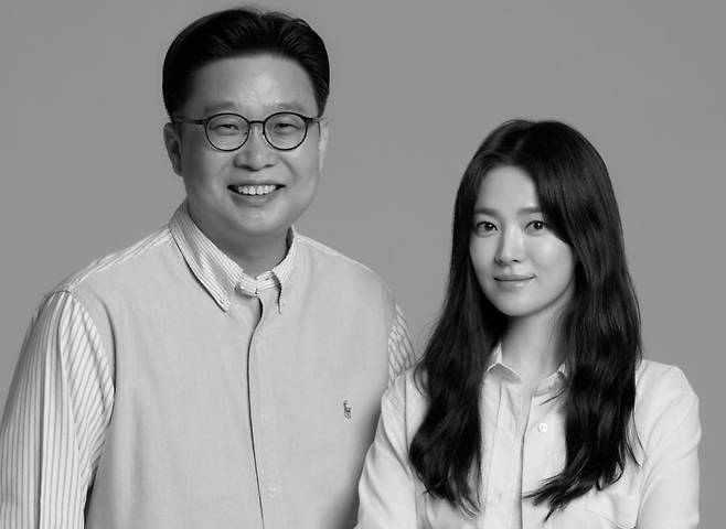 이번 일을 함께 진행한 서경덕 교수와 배우 송혜교