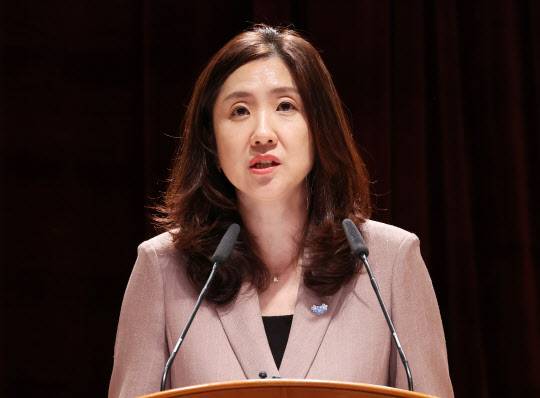 김수경 통일부 신임 차관이 17일 서울 종로구 정부서울청사 별관에서 열린 본인의 취임식에서 취임사를 하고 있다.(사진=연합뉴스)