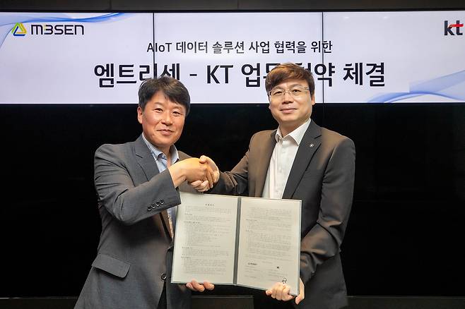 KT가 AIoT 기술을 활용해 국내 축산업에 데이터 기반 솔루션 사업을 추진한다. 김재권 KT AX사업본부장(왼쪽)과 엠트리센 서만형 대표가 기념 사진 촬영하고 있다.(KT 제공)