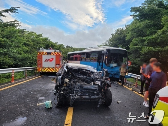 제주시와 서귀포시를 연결하는 산간도로인 5·16도로에서 무면허 운전을 하다 교통사고를 내고 도주한 40대가 음주 사실을 시인했지만, 음주 수치를 확인하기 어려워 '음주운전 혐의' 적용은 어려울 전망이다. 사고 당시 모습.(제주동부경찰서 제공)/뉴스1