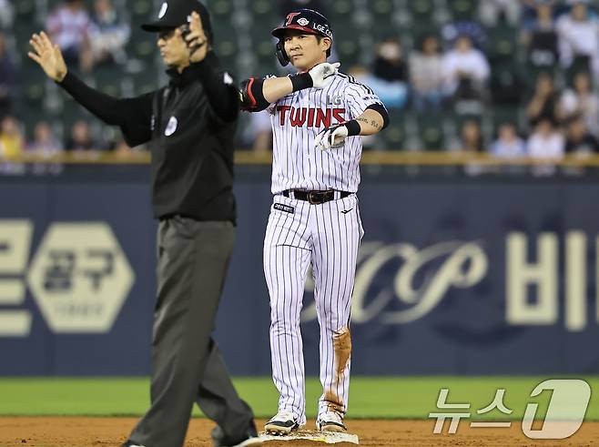 24일 오후 서울 송파구 잠실야구장에서 열린 프로야구 '2024 신한 SOL 뱅크 KBO리그' NC 다이노스와 LG 트윈스의 경기, 3회말 무사 1루상황에서 LG 오지환이 2루타를 치고 기뻐하고 있다. 2024.5.24/뉴스1 ⓒ News1 김도우 기자