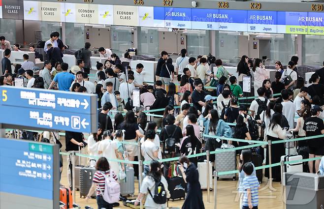 인천국제공항 1터미널에서 해외로 떠나는 여행객들이 수속을 위해 기다리고 있다. 2024.7.16/뉴스1 ⓒ News1 김도우 기자