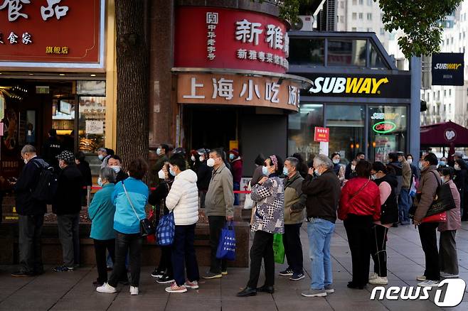 중국 상하이 소재 쇼핑센터 앞. (사진은 기사 내용과 무관함) ⓒ 로이터=뉴스1 ⓒ News1 원태성 기자