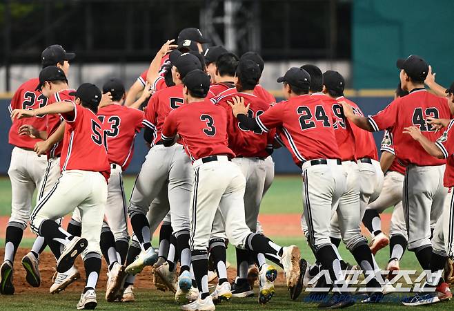 16일 서울 목동야구장에서 열린 제79회 청룡기 전국고교야구선수권대회 전주고와 마산용마고의 결승전. 우승을 차지한 전주고 선수들이 환호하고 있다. 목동=정재근 기자 cjg@sportschosun.com/2024.7.16/