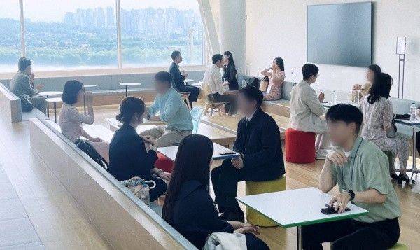 오륜교회 러브 인 갓 참가 청년들이 지난달 서울 광진구 그랜드 워커힐호텔에서 일대일 라운드 미팅을 갖고 있다. [사진제공 = 오륜교회]