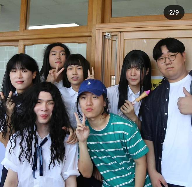 의정부고등학교 학생자치회가 공개한 졸업사진. 아이돌 뉴진스와 민희진 어도어 대표로 분장한 모습.  /의정부고등학교학생자치회 인스타그램