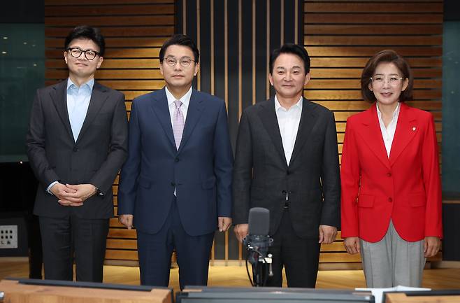한동훈(왼쪽부터), 윤상현, 원희룡, 나경원 국민의힘 당대표 후보가 17일 오전 서울 양천구 CBS 사옥에서 열린 ‘CBS 김현정의 뉴스쇼 특집’ 국민의힘 당대표 후보자 토론회에 참석해 기념촬영을 하고 있다. /뉴스1