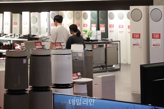 서울 시내 가전제품 매장에서 시민들이 제습기, 에어컨 등 가전제품을 살펴보고 있다. ⓒ연합뉴스