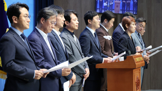 국회 정무위원회 소속 야3당 위원들이 17일 오전 국회 소통관에서 김건희 여사 디올 명품백 관련 국민권익위원회 청문회 요구 기자회견을 하고 있다. 연합뉴스