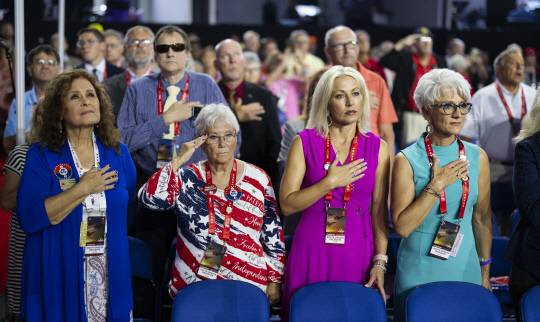 미국 위스콘신주(州) 밀워키의 피서브 포럼에서 열린 공화당 전당대회(RNC) 둘째 날인 16일(현지시간) 사우스다코타주 대의원들이 미국 국가(國歌)가 울려퍼지자 가슴에 손을 올리거나 경례를 하고 있습니다. EPA 연합뉴스