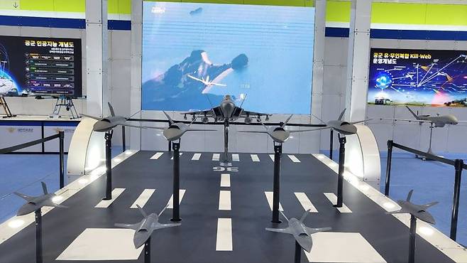 17일 서울 강남 코엑스에서 개최된 '2024 무인이동체산업엑스포(UWC)' 행사장에 공군의 드론이 전시돼 있다. 사진=김만기 기자
