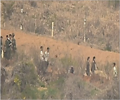 국방부는 북한군이 폭염과 장마로 열악한 환경 속에서도 매일 13시간씩 전선지역에 병력을 보내 지뢰 매설, 불모지 조성, 방벽 설치 등 '남북 단절' 작업을 수개월째 지속하는 정황 포착됐다고 17일 밝혔다. 국방부에 따르면 현재 비무장지대(DMZ) 약 250㎞ 기준 불모지 작업은 약 10%, 방벽 설치는 약 1% 수준의 진도율을 보이고 있다. 현재까지 매설된 지뢰는 수 만발로 추정된다. 사진은 전선지역 작업 인력이 부족해 여군도 투입된 모습. 사진=국방부 제공