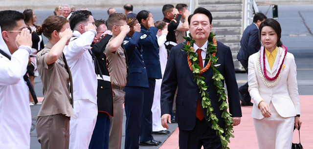 윤석열 대통령과 김건희 여사가 8일(현지시각) 북대서양조약기구(NATO·나토) 75주년 정상회의 참석에 앞서 미국 하와이 히캄 공군기지에 도착해 도열병의 거수 경례를 받으며 공항을 빠져나가고 있다. 연합뉴스