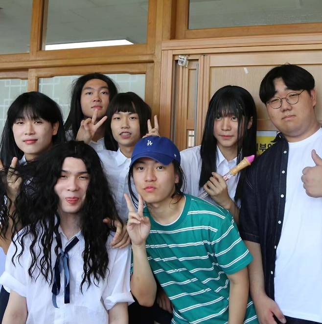 걸그룹 뉴진스와 민희진 어도어 대표로 분장한 의정부고 3학년 학생들. 인스타그램 갈무리