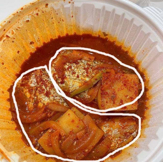 A씨가 주문한 3만9,000원짜리 갈치조림에 갈치 두 토막이 들어있다. '아프니까 사장이다' 카페 캡처