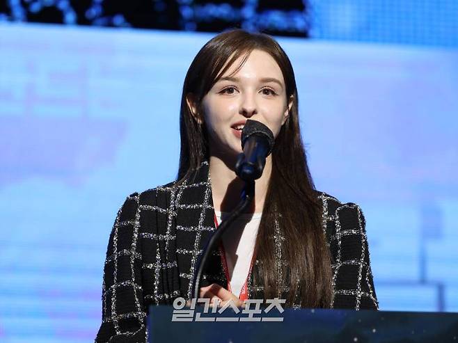 [2024K포럼] 일간스포츠와 이코니미스트가 공동 주최하는 ‘2024 K포럼’이 17일 서울 용산구 서울드래곤시티 그랜드볼룸에서 열렸다. 크리에이터 카리모바 엘리나(리나대장)이 강연을 하고 있다. 올해 포럼의 주제는 ‘K Makers : K를 만드는 사람들’로, K콘텐츠와 K브랜드 간 시너지를 위한 컬래버레이션의 키를 움직이는 사람들에 중심을 두고 다양한 현장의 모습들을 소개한다. 서병수 기자 qudtn@edaily.co.kr /2024.07.17/