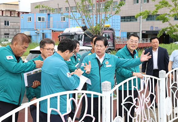 공영민 고흥군수(가운데)가 집중호우에 대비해 도양읍 배수펌프장을 살펴보고 있다 [사진=고흥군]