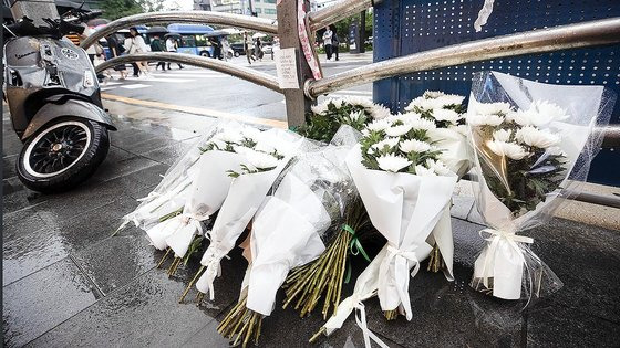 지난 1일 승용차가 인도로 돌진해 9명이 사망하는 사고가 발생한 서울 중구 서울시청 인근 교차로 사고현장에 시민들이 놓고 간 국화가 놓여 있다. 뉴스1