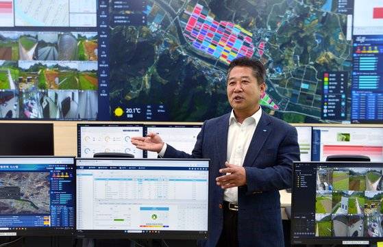 연제홍 스마트농업지원센터장이 지난 5월 17일 충북 괴산군 불정면 노지 콩 스마트 생산단지 안 관제실에서 각종 콩 재배정보가 표시된 대형 화면을 설명하고 있다. 프리랜서 김성태