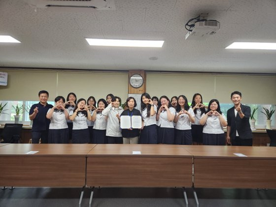 리로소프트 담당자가 ‘리로 챌린지’ 최다 학교로 선정된 근화여고와 기념촬영을 하고 있다. (사진제공=리로소프트)