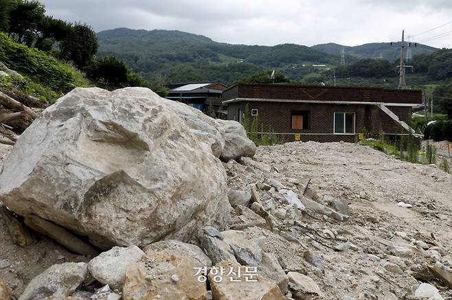 지난해 집중호우로 주택 11채가 피해를 본 경북 예천군 벌방리에 15일 당시 쓸려 내려온 바위와 토사가 방치돼 있다. 문재원 기자