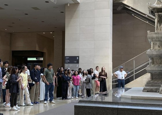 A crowd listens to a tour guide at the National Museum of Korea. [NATIONAL MUSEUM OF KOREA]