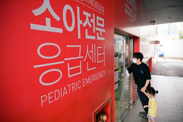 한 부녀가 16일 충남 천안 순천향대천안병원 응급의료센터 앞에서 안을 살펴보고 있다. 권역응급의료센터인 순천향대천안병원 응급의료센터는 의료진 부족으로 이날 운영이 중단됐다. 이 병원은 응급의학과 교수 초빙을 놓고 병원 경영진과 전문의들간 극심한 마찰을 빚고 있다. 천안=최현규 기자