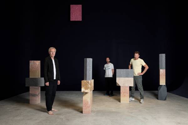 국제갤러리에서 개인전을 하는 슈퍼플렉스와 이들의 작품 설치 전경. 국제갤러리 제공