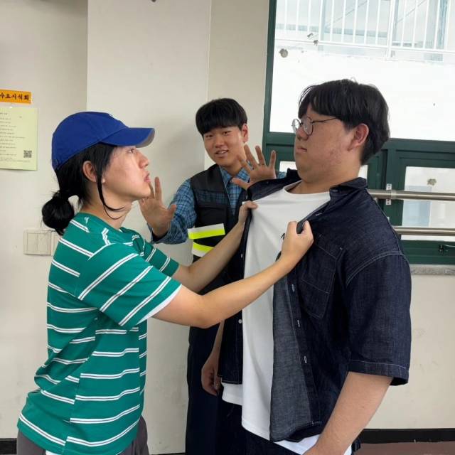 민희진 어도어 대표와 방시혁 하이브 의장 간의 갈등을 표현한 의정부고등학교 학생들. 의정부고 학생자치회(@uigocouncil_official)