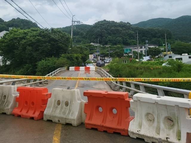 17일 오전 폭우로 양평군 옥천면 신복1리 옥수교 교각이 침하돼 통행이 전면 통제되고 있다. 독자 제공