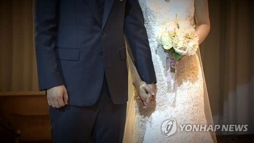 결혼하는 신랑 신부.[연합뉴스]