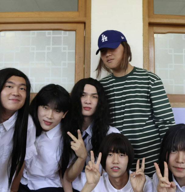 뉴진스와 민희진 어도어 대표를 패러디한 학생들. [사진 출처 = 의정부고등학교학생자치회 SNS]