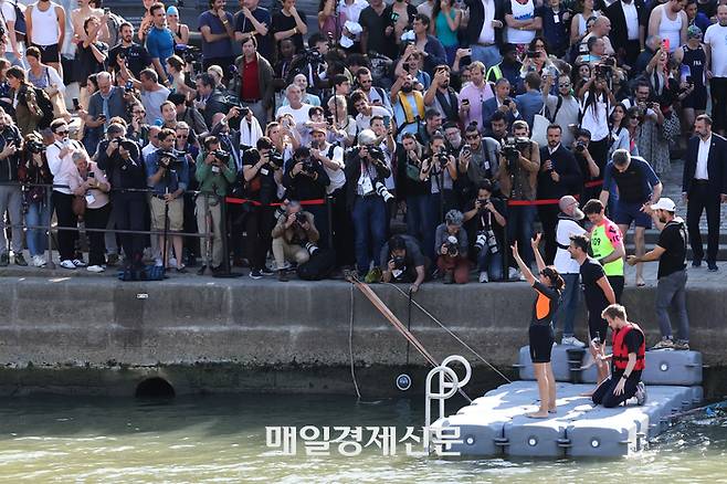 2024 파리 올림픽을 9일 앞둔 17일(현지시간), 안 이달고 파리 시장이 프랑스 파리 4구 인근 센강에 입수하기 전 시민들을 향해 인사하고 있다. 안 이달고 시장은 당초 지난달 23일 센강에 뛰어들 예정이었으나 수질 문제와 빠른 유속 때문에 일정을 연기했다. 이번 올림픽·패럴림픽 기간 센강 알렉상드르 3세 다리와 알마 다리 구간에서 철인 3종 수영 경기와 ‘수영 마라톤’으로 불리는 오픈 워터 스위밍이 열린다. 하지만 기준치 이상으로 검출된 대장균 및 장구균 등의 문제로 논란이 끊이지 않았지만 파리올림픽 조직위원회는 최근 센강 4개 지점에서 채취한 샘플에서 대장균과 장구균 농도가 세계수영연맹의 수영 가능 기준에 적합하다는 결과를 발표했다. 2024.7.17 파리=올림픽사진공동취재단 /이충우기자