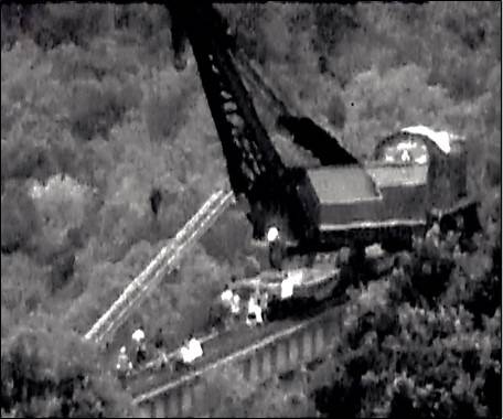 북한군이 최근 전선지역에서 기중기를 이용해  경의선 철로를 제거하고 있다. 합동참모본부 제공