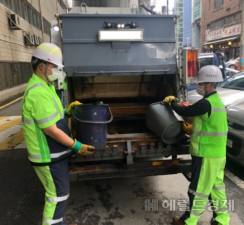 음식물 쓰레기를 수거하는 모습. [성동구 제공]