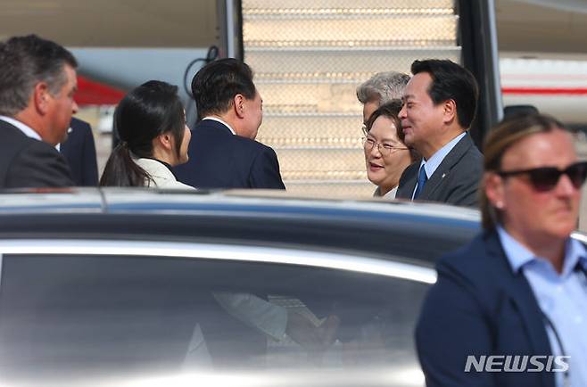 [워싱턴=뉴시스] 도널드 트럼프 전 미국 대통령이 공화당 후보로 공식 등극하는 전당대회에 조현동 주미대사도 한국을 대표해 참석한다. 사진은 북대서양조약기구(NATO·나토) 75주년 정상회의 참석을 마친 윤석열 대통령과 부인 김건희 여사가 지난 11일(현지시각) 미국 워싱턴DC 인근 델레스 국제공항에서 공군 1호기로 향하며 조현동 주미대사 등 환송 인사와 인사하는 모습. 2024.07.17.