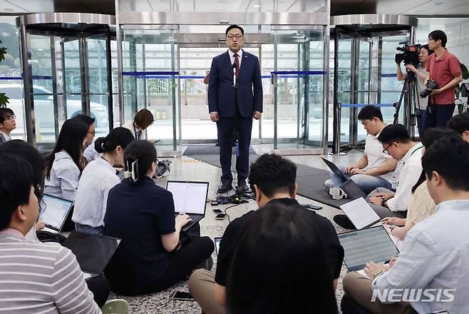 [서울=뉴시스] 김진아 기자 = 김병환 금융위원장 후보자가 5일 오전 서울 중구 예금보험공사에 마련된 인사청문회 준비 사무실로 출근, 지명 소감을 밝히고 있다. 2024.07.05. bluesoda@newsis.com