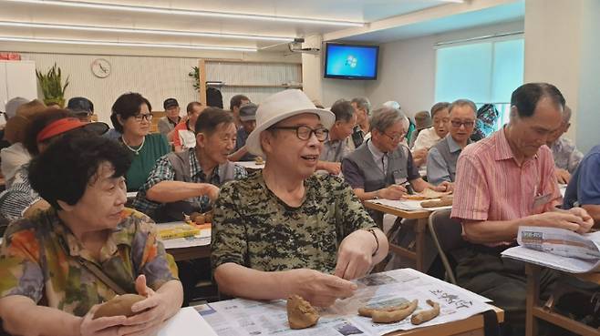 엘드림대학의 어르신들이 찰흙으로 작품을 만들고 있다.