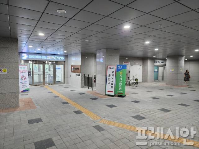 ▲경기도교육청이 경기지역 교원단체들에 추모공간 장소로 제시한 지하 1층 출입구 앞. ⓒ프레시안(전승표)