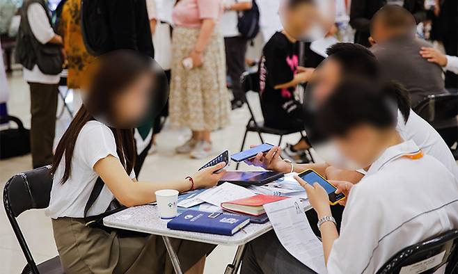 중국 베이징에서 열리는 일자리 박람회에서 한 시민이 상담받고 있다. 해당 사진은 기사 특정 내용과 무관. EPA연합뉴스