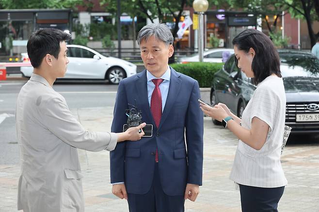 차기 경찰청장 후보자로 지명된 조지호&nbsp;서울경찰청장이 17일 서울 서대문구 NH농협생명 빌딩에서 열린 경찰위원회에 출석하기 전 취재진의 질문에 답하고 있다. ⓒ연합뉴스