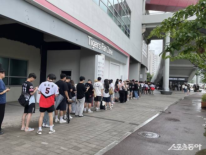 17일 삼성-KIA전을 앞두고 광주기아챔피언스필드 구단용품숍 앞에 경기 개시 3시간 전부터 줄이 늘어서 있다. 광주｜강산 기자 posterboy@donga.com