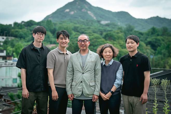 티빙 오리지널 다큐멘터리 ‘샤먼:귀신전’의 연출자 이민수PD(왼쪽부터), 박민혁PD, 이동희 콘텐츠사업본부장, 오정요 작가, 허진CP. 사진 티빙